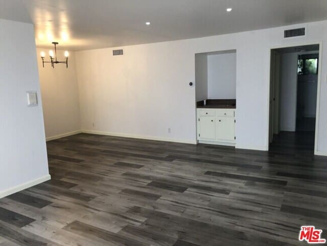 Building Photo - 1640 S Bentley Ave