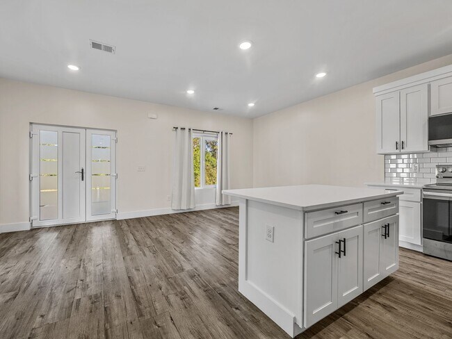 Building Photo - Charming 3 Bedroom Home in Spartanburg – Modern Upgrades & Stylish Finishes