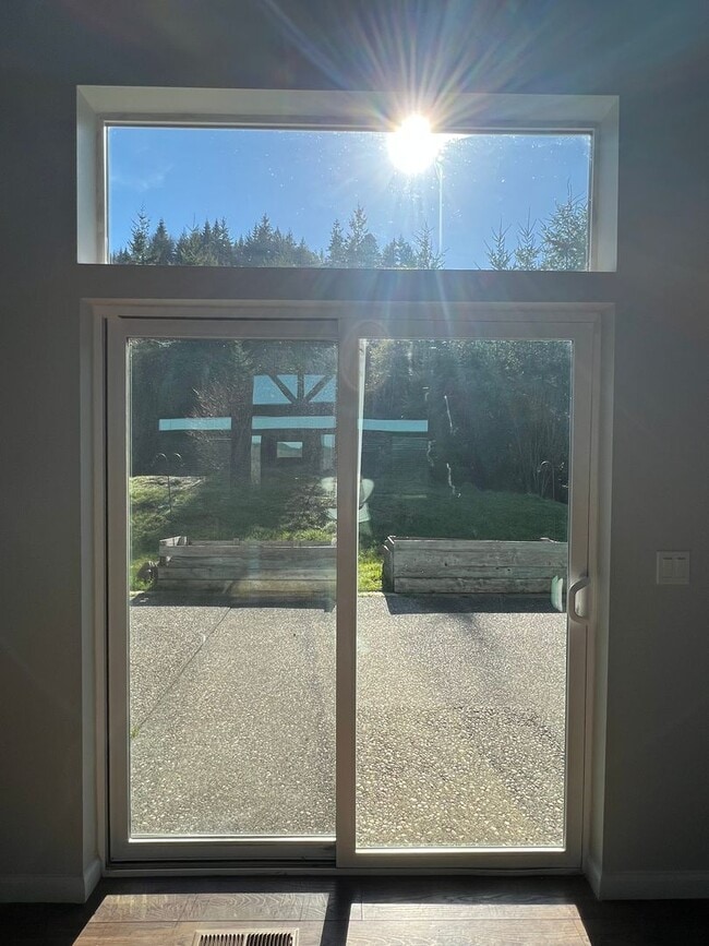 Building Photo - Beautiful Hilltop Country Home with Stunning Views