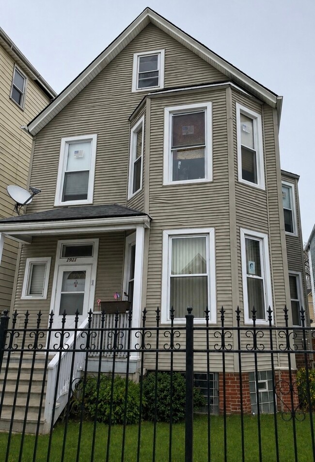 Building Photo - 1921 N Pulaski Rd