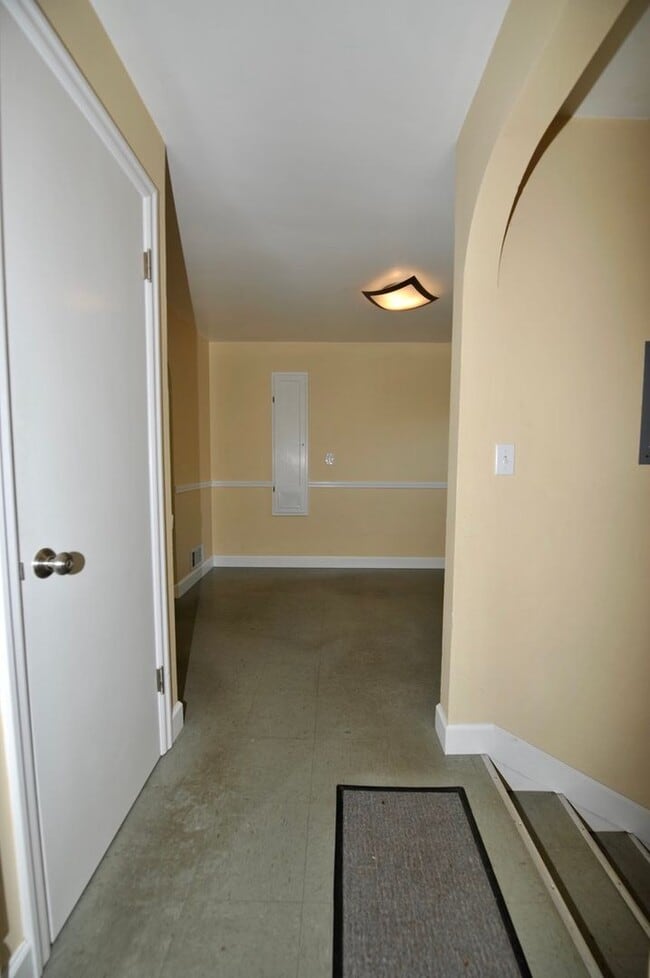 Building Photo - Charming 2 bed 1 bath bungalow with 2nd living room