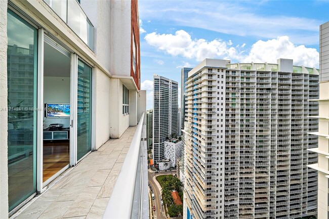 Building Photo - 1155 Brickell Bay Dr