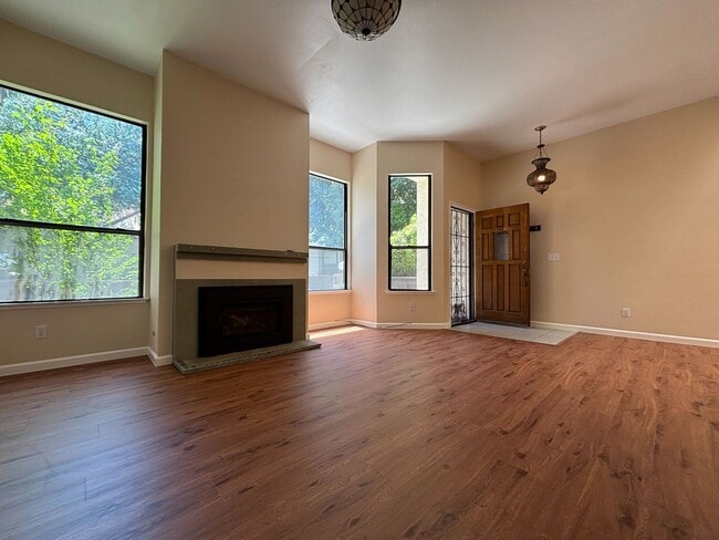 Building Photo - Stylish 3-Bedroom Rental in Prime Fresno L...