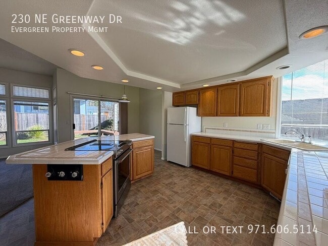 Building Photo - 230 NE Greenway Dr