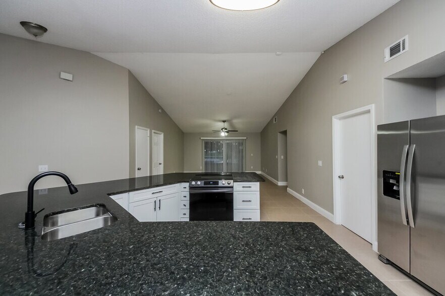 Building Photo - 240 Satinwood Cir