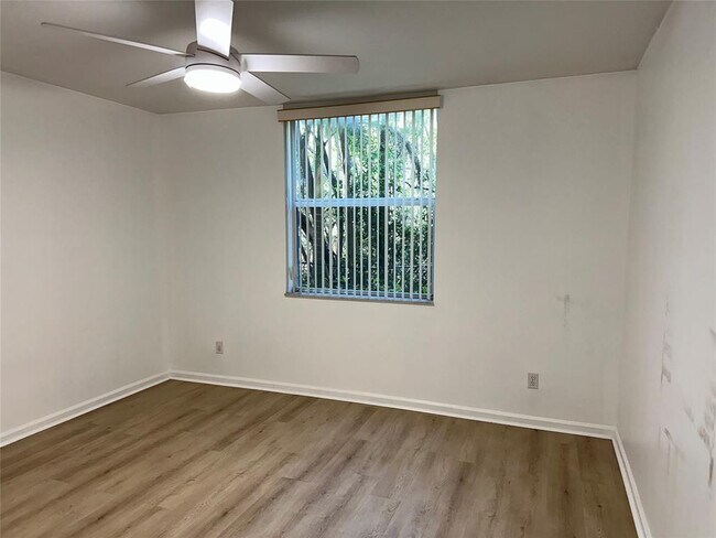 Building Photo - 529 E Sheridan St