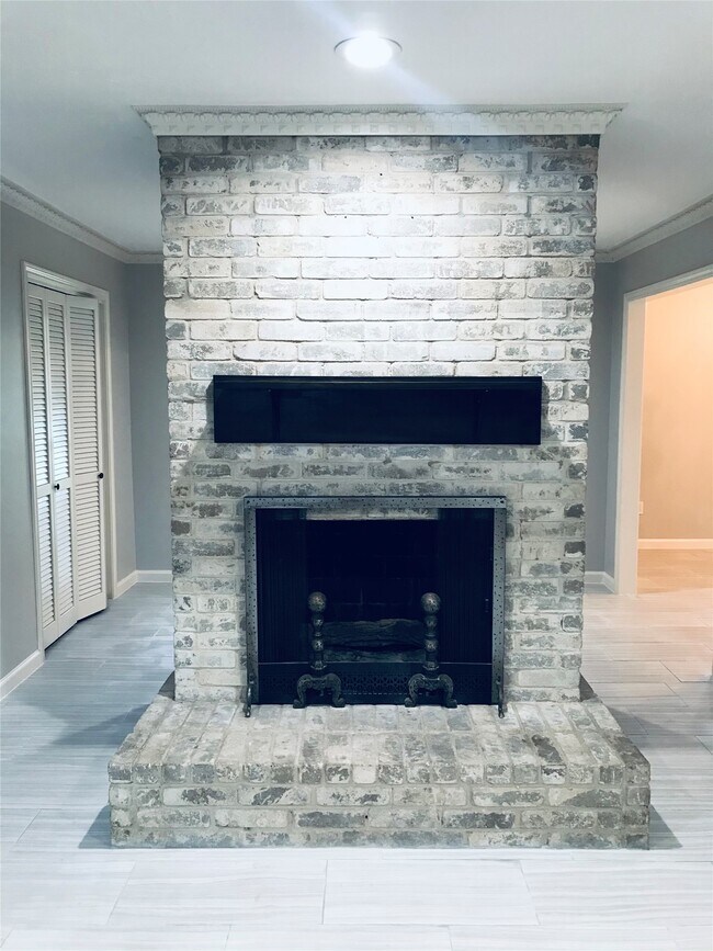 Building Photo - 3110 Springhill Dr