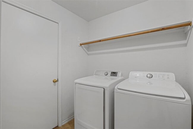 Building Photo - 7907 Rosebriar Ln