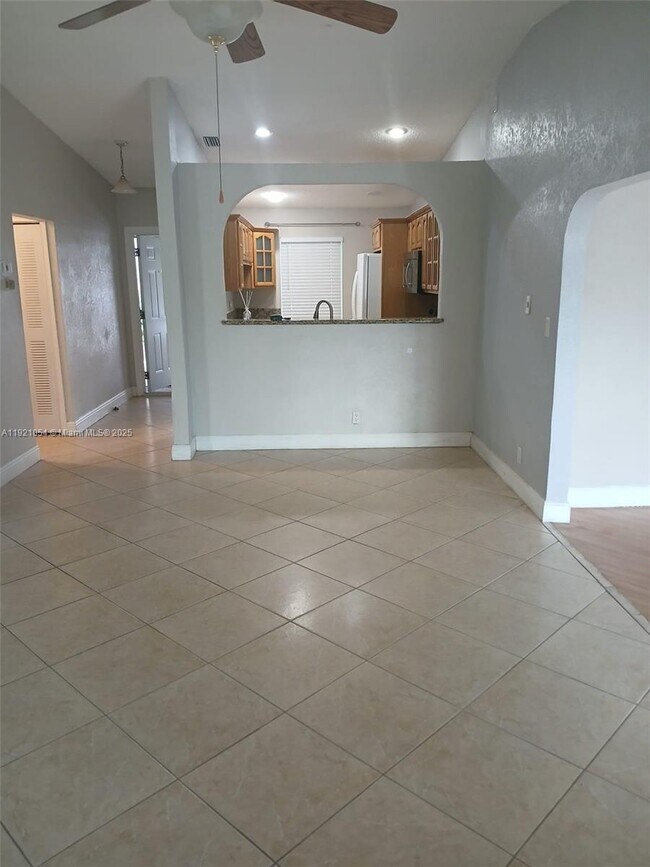 Building Photo - 5550 Lakewood Cir S