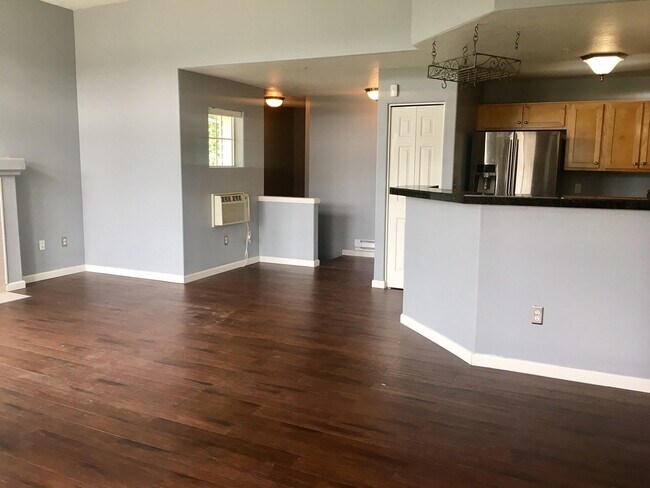 Building Photo - Gorgeous 2BD Condo in Desirable Progress Ridge Location!  High End Finishes, Great View!