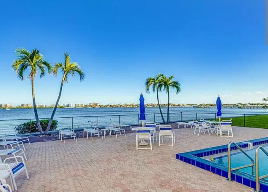 Building Photo - 1516 S Lakeside Dr