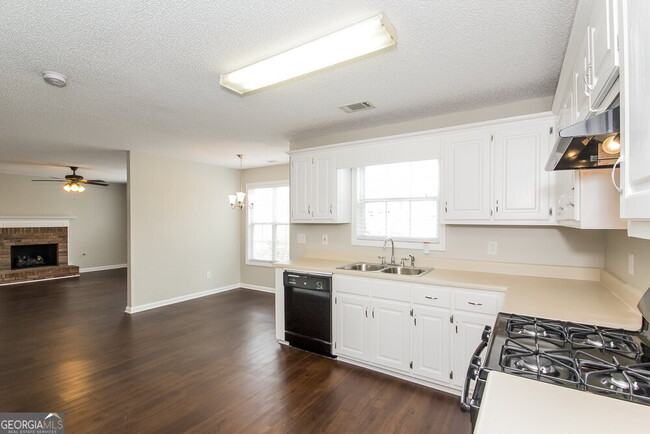 Building Photo - 717 White Dove Dr