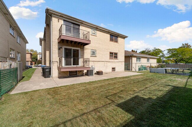 Building Photo - 8427 W Windsor Ave