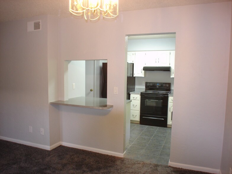 Dining room and pass through - 9 Glen Arbor Park