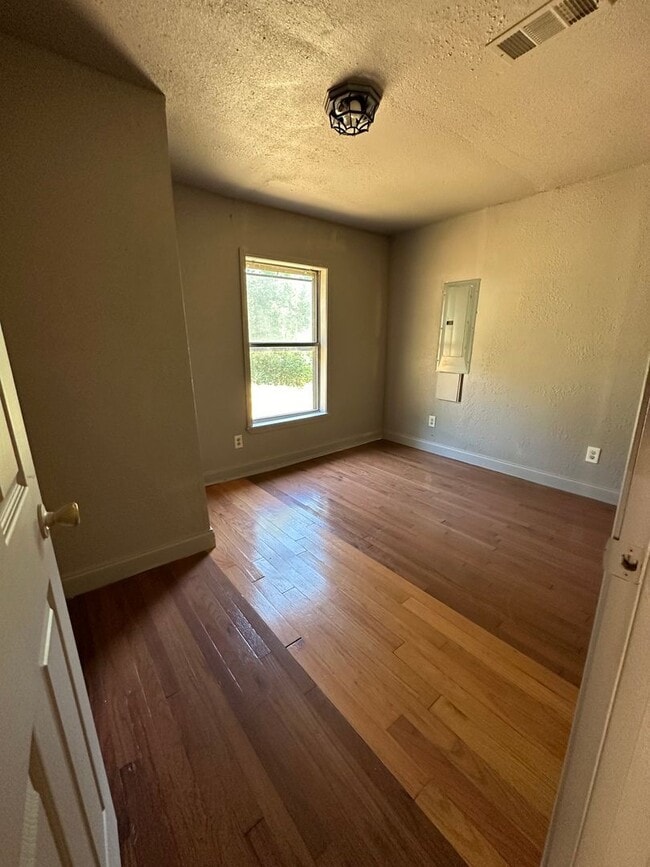 Building Photo - 2 BEDROOM 1 BATH HOUSE ALL ELECTRIC CENTRAL HEAT & AIR HAS STACK WASHER/DRYER CONNECTION.