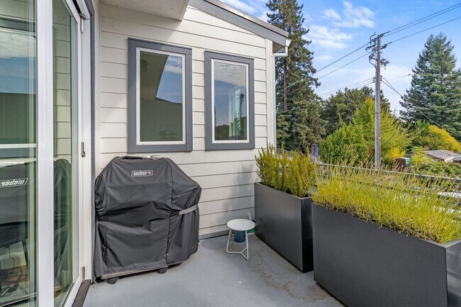 Building Photo - Modern Furnished Townhome in Downtown Napa