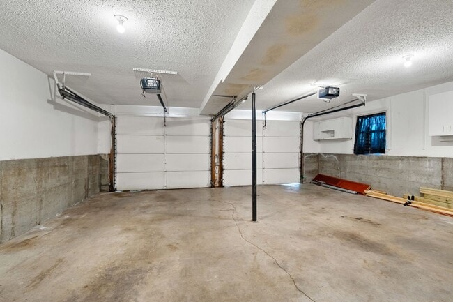 Building Photo - Large Home on Almost 2 Acres!