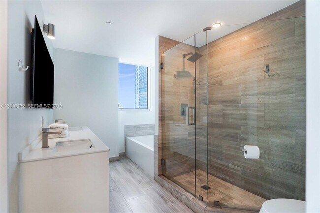Building Photo - 1300 Brickell Bay Dr