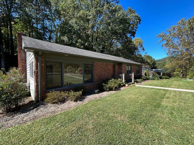 Building Photo - East AVL - Three Bedroom, 3 Bathroom Brick...