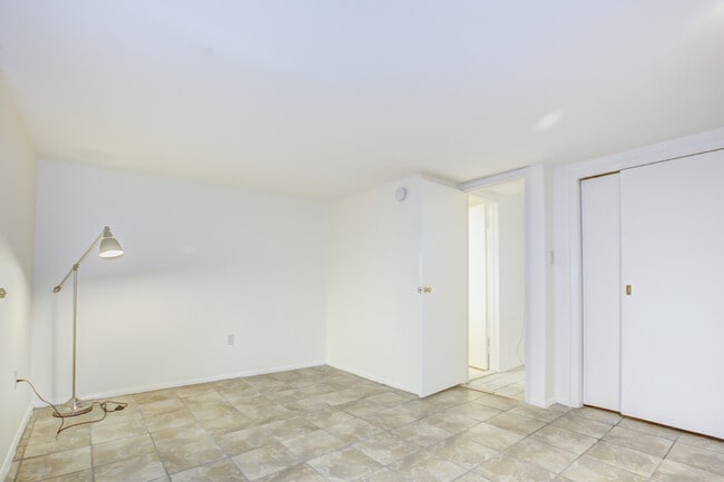 Building Photo - 1217 1/2 Independence Ave SE-