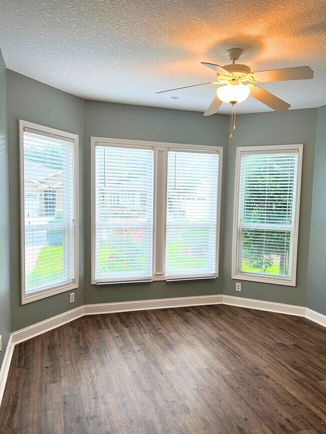 Building Photo - 3/2 in the desirable Laurel Island neighbo...