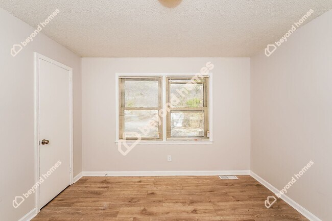 Building Photo - Beautifully Modernized 3 BR and 2 BA in on...