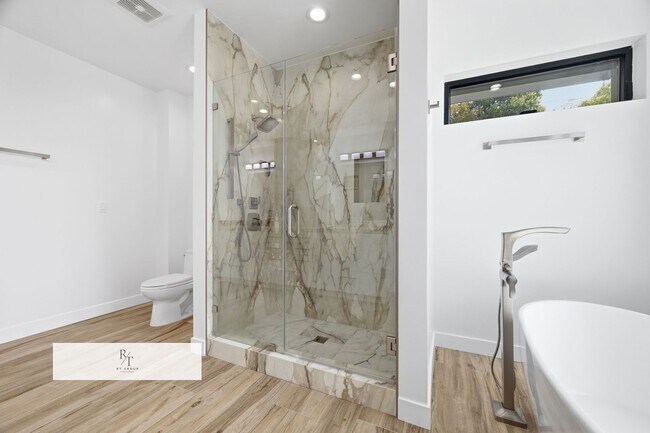 Building Photo - Luxury Modern Living with Stunning LA Skyline Views