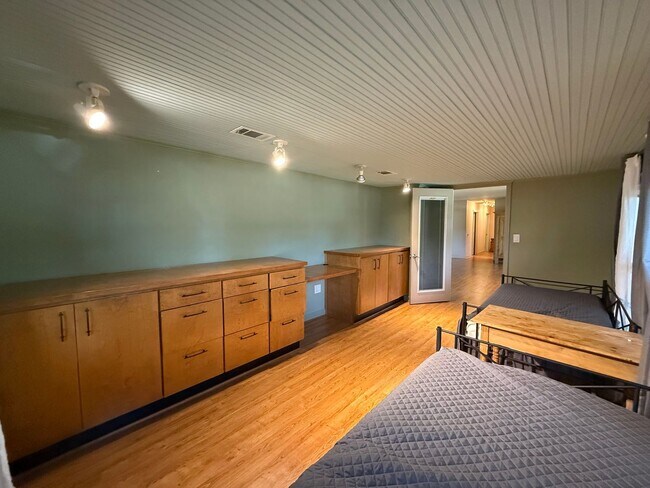 Building Photo - 303 Interbay Ave