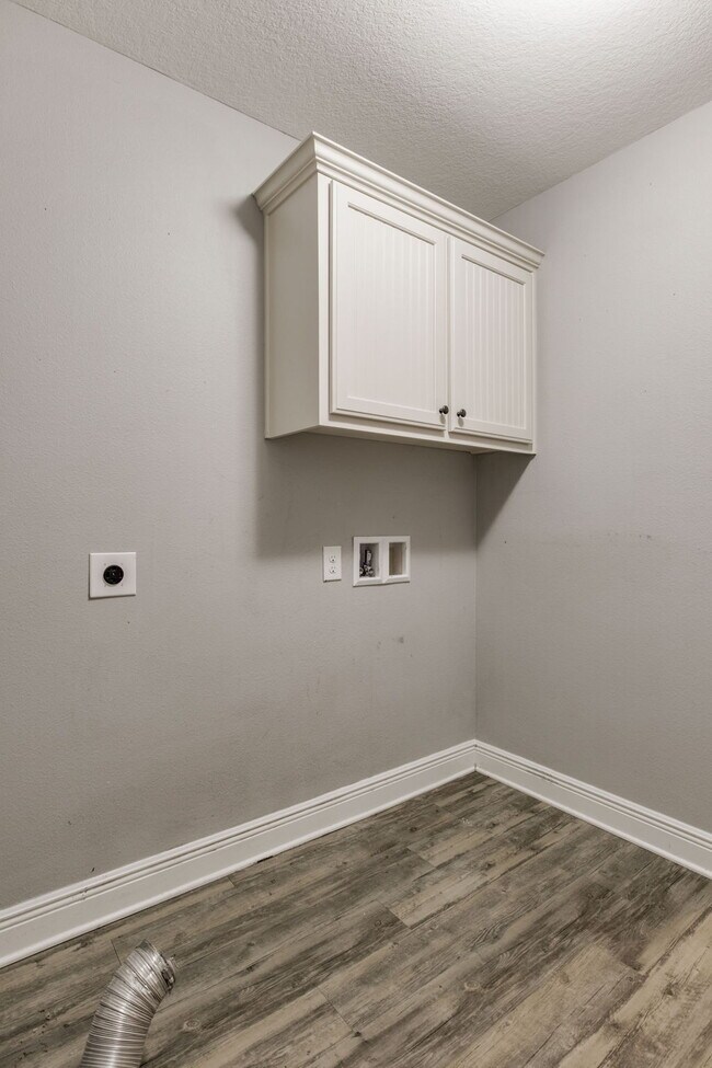 Building Photo - Spacious 4-Bedroom / 3 Bathroom + Office c...