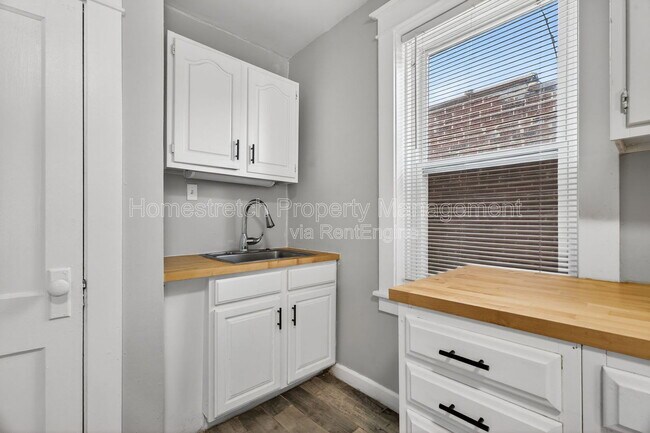Building Photo - 3923 Miami St