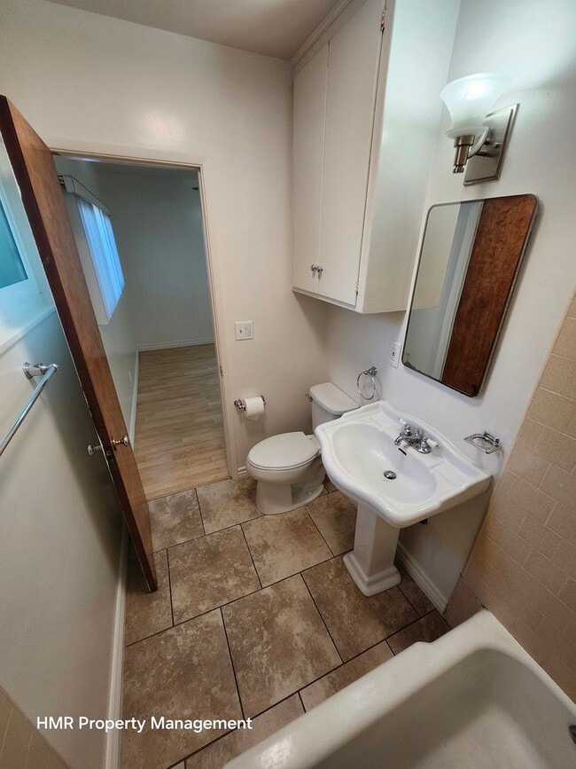 Building Photo - Beautilful 1-bedroom Upstairs Apartment in Pomona