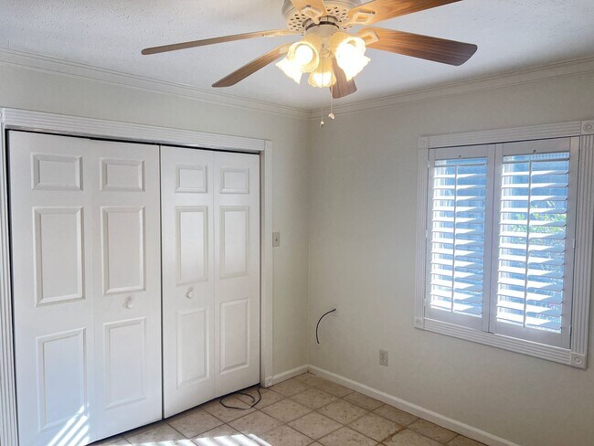 Building Photo - 2.5 Blocks to the Beach! Unfurnished 2 Bedroom, 2 Bath Condo on 1st Floor!