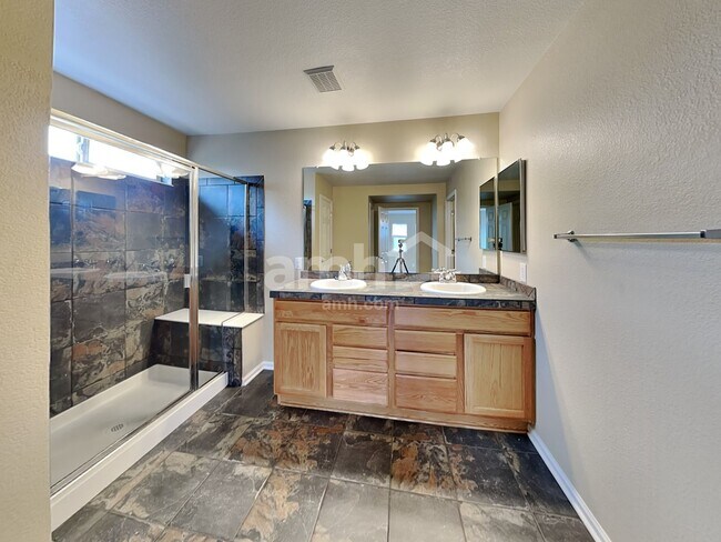 Building Photo - 124 N Flat Rock St