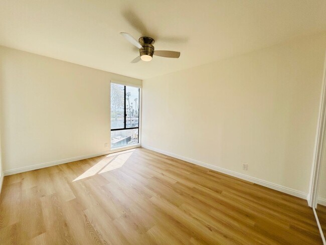 Building Photo - ven920