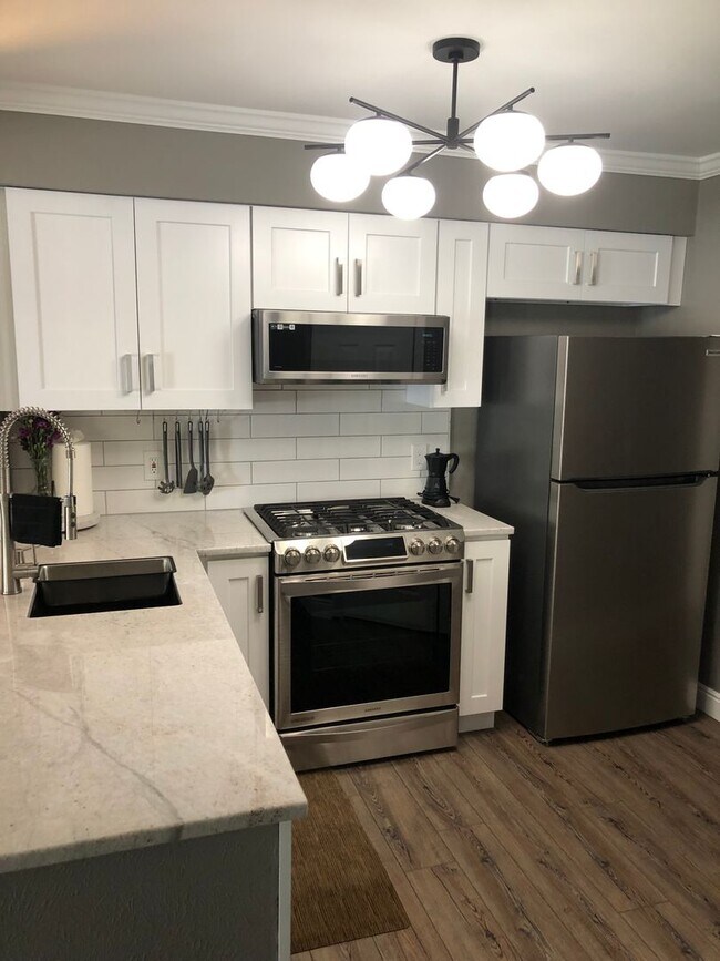 Building Photo - Luxury 2 Bed 1 Bath Condo w/ ATTACHED GARAGE