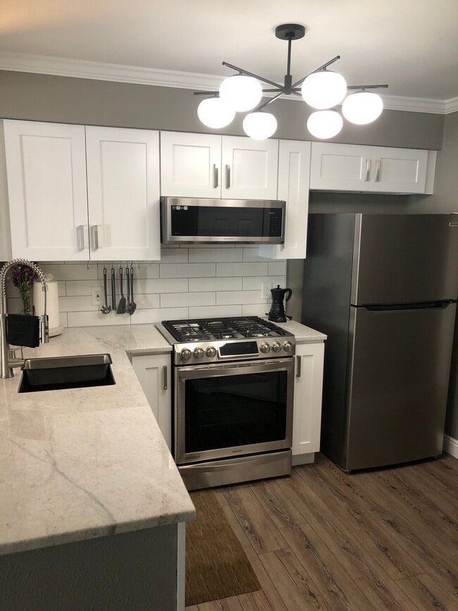 Building Photo - Price reduced!! Luxury 2 Bed 1 Bath Condo w/ ATTACHED GARAGE