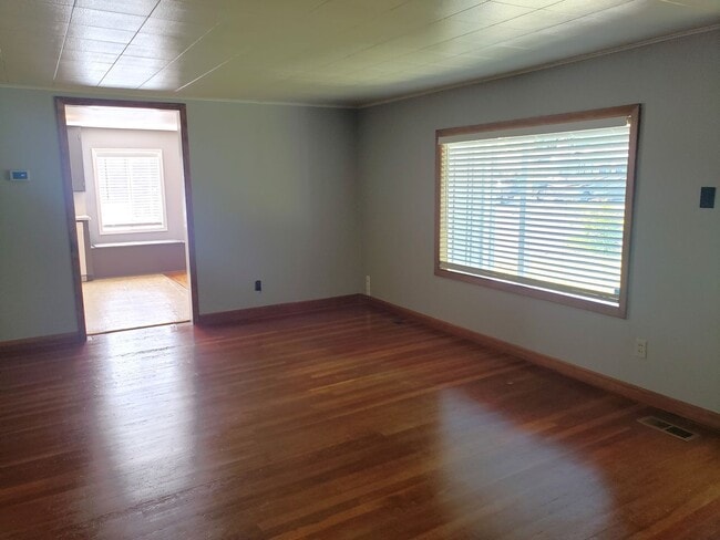 Building Photo - Unique Forest Grove Ranch with Large Backyard