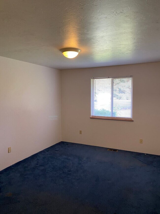 Building Photo - Large Home for Rent on Airway Dr, Beautiful Backyard Views!