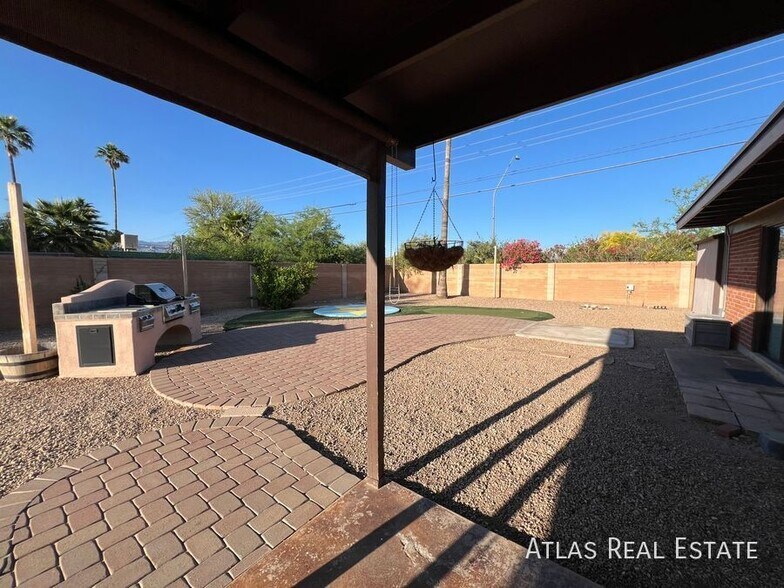 Building Photo - 1002 S Seco Pl