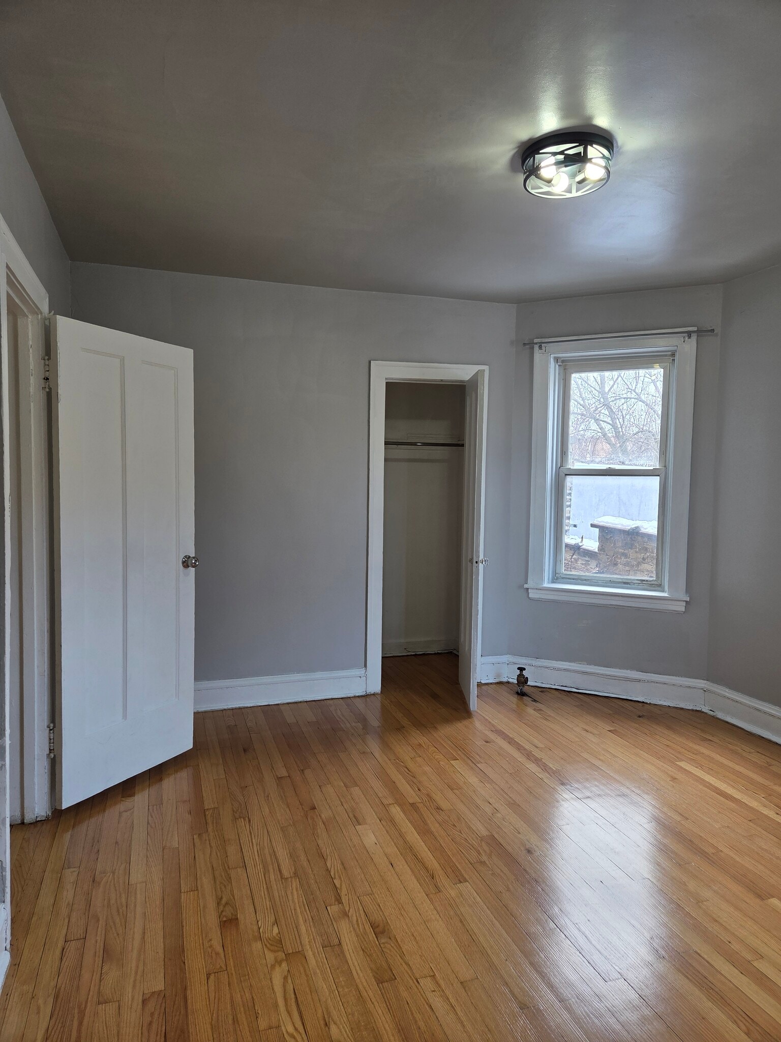 Building Photo - 6433 N Hamilton Ave