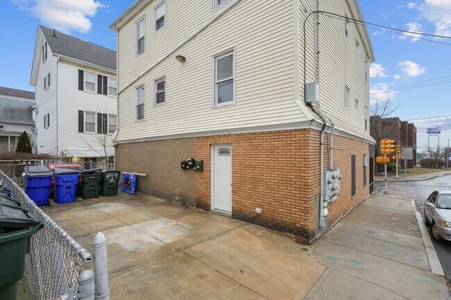 Building Photo - 337 Columbia St