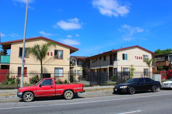 Building Photo - 7243 Vineland Apts