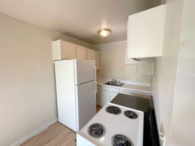 Building Photo - Cozy 1-Bedroom Available in Woodlawn