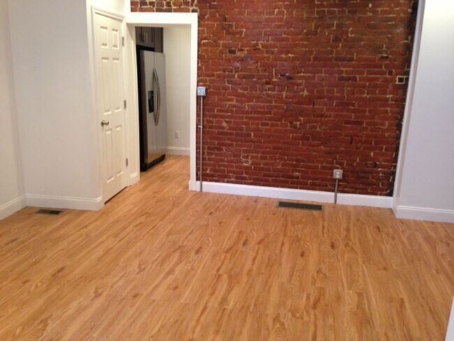 Building Photo - Beautiful 3 bed, 1 bath luxury apartment South Side Flats