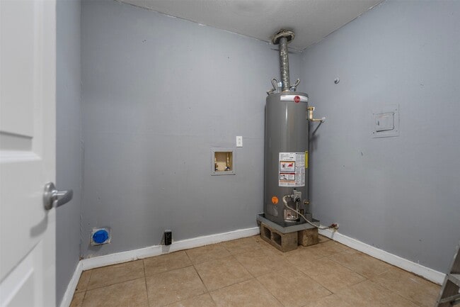 Building Photo - 1204 Crescent Blvd