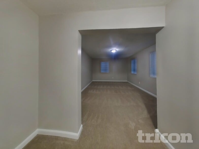 Building Photo - 421 S Abbie St