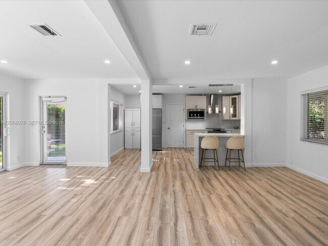 Building Photo - 5406 S Le Jeune Rd