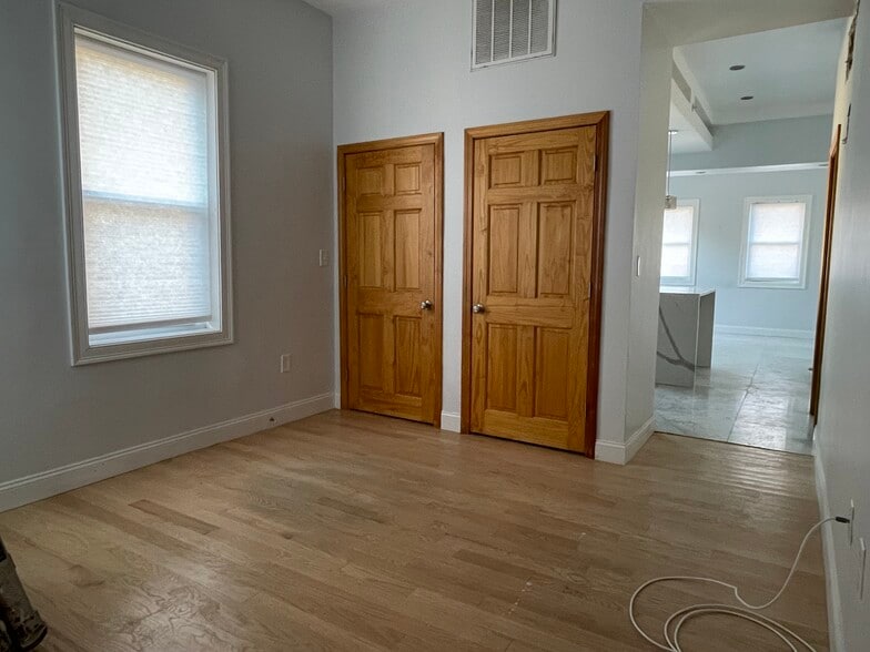 Building Photo - 146 Columbia St