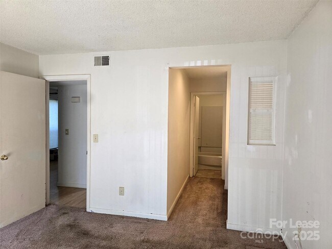 Building Photo - 4524 Sharon Chase Dr