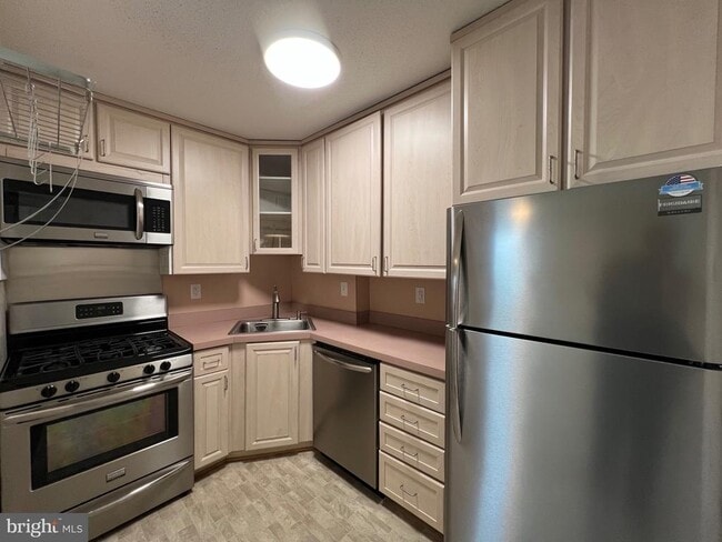 Building Photo - 5626 Tremont Dr